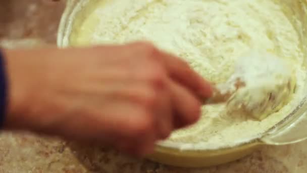 Manos femeninas amasando masa en harina sobre la mesa — Vídeo de stock