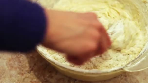 As mãos femininas amassam a massa de farinha na mesa — Vídeo de Stock