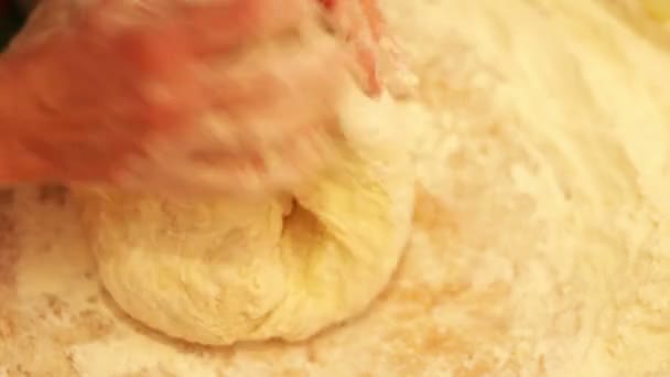 밀가루를 반죽하여 식탁에 얹어 반죽을 만드는 여자들 — 비디오