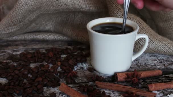 Xícara branca cheia de café quente perfumado — Vídeo de Stock