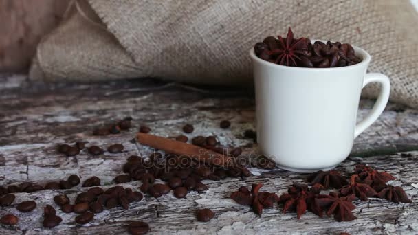 Taza blanca llena de granos de café de cerca — Vídeo de stock