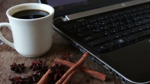 Кофейная чашка с ноутбуком — стоковое видео