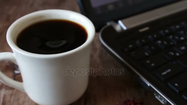 Tazza di caffè con computer portatile — Video Stock