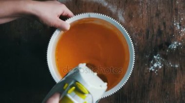 Füzelerin sarısı yumurta karıştırma