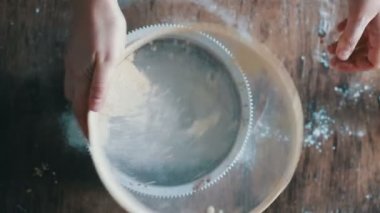 Tabak içinde un eleme kadının Üstten Görünüm