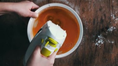 Füzelerin sarısı yumurta karıştırma