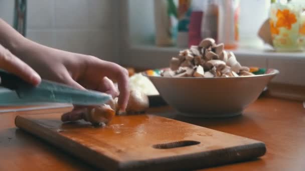 Нарізання грибів на дошці для кухні — стокове відео
