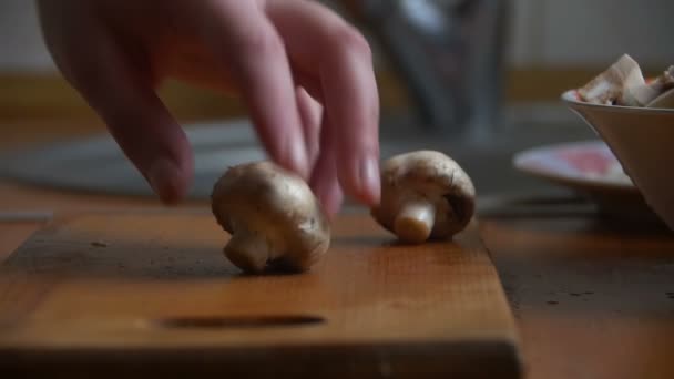 Pilze in Scheiben schneiden auf einem Küchentisch — Stockvideo