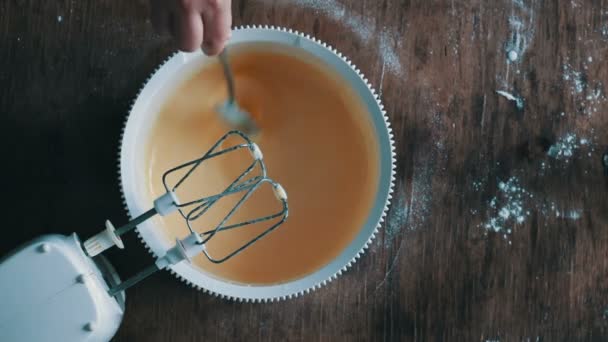 Vista superior de vierte un vaso de crema en la masa — Vídeo de stock