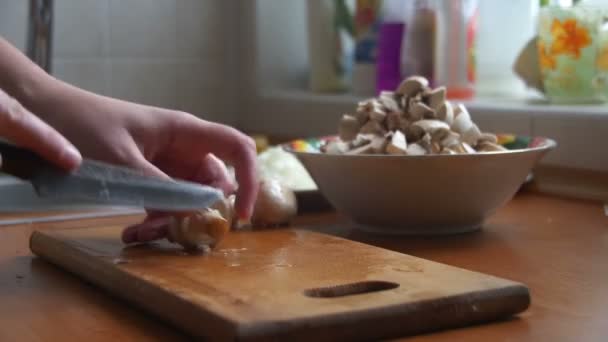Slicing mushrooms on a kitchen board — Stock Video