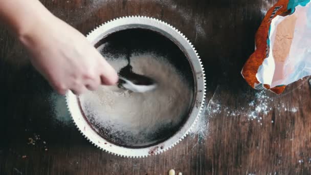 Вид зверху, перемішуючи тісто з шоколадним печивом з ложкою в мисці, прискорене відео — стокове відео