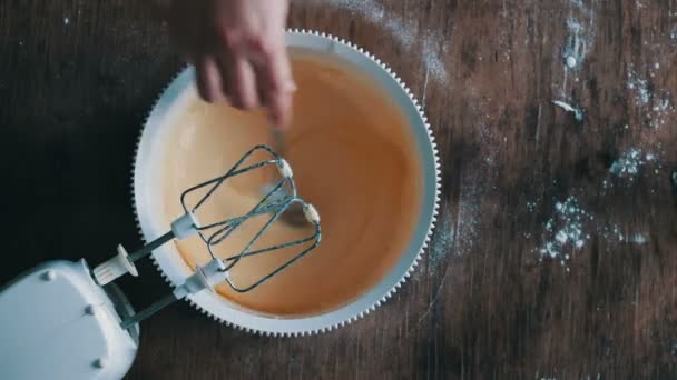 Vista superior de vierte un vaso de crema en la masa — Vídeos de Stock