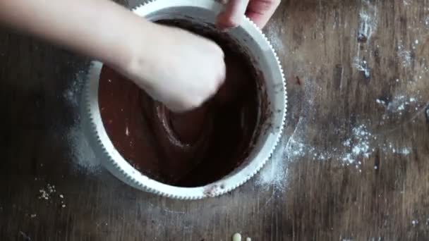 Vista superior revolviendo masa de galletas de chocolate con una cuchara en un tazón, vídeo acelerado — Vídeo de stock