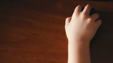 bir bilgisayar fare kullanarak genç ele closeup