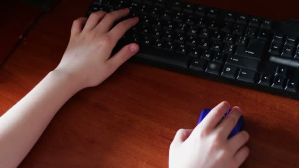 Wireless computer mouse and keyboard used teenager — Stock Video