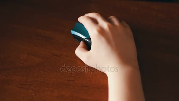 Κοντινό πλάνο του εφήβου χέρι χρησιμοποιώντας ένα ποντίκι υπολογιστή — Αρχείο Βίντεο