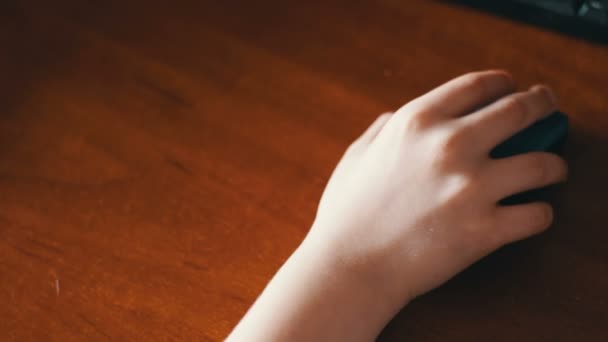 Primer plano de la mano adolescente utilizando un ratón de ordenador — Vídeos de Stock