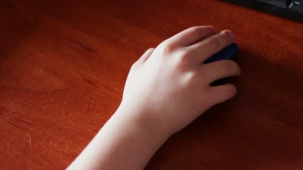 gros plan de adolescent main à l'aide d'une souris d'ordinateur 