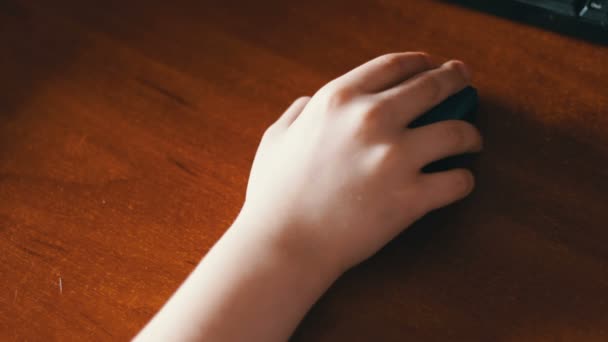 gros plan de adolescent main à l'aide d'une souris d'ordinateur 