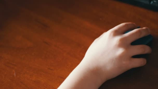 Крупним планом рука підлітка за допомогою комп'ютерної миші — стокове відео