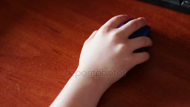 gros plan de adolescent main à l'aide d'une souris d'ordinateur 