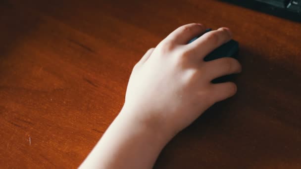 gros plan de adolescent main à l'aide d'une souris d'ordinateur 