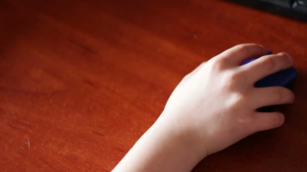 gros plan de adolescent main à l'aide d'une souris d'ordinateur 