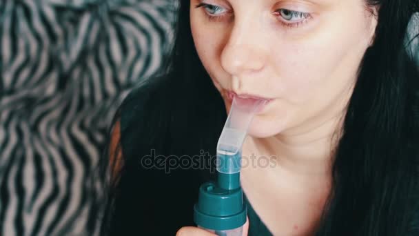 La chica con la enfermedad asma, usando un nebulizador en casa — Vídeos de Stock