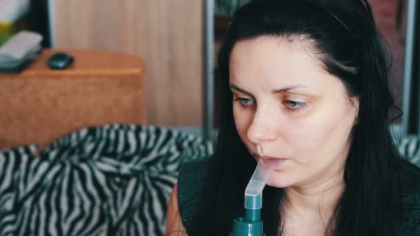 A menina com a doença asma, usando um nebulizador em casa — Vídeo de Stock