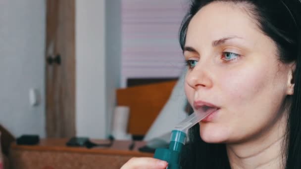Woman uses a nebuliser for asthma and lung disease at home — Stock Video