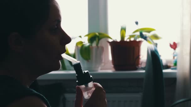 A lány belélegzi gyógyszert az asztma, a nebulizátor keresztül — Stock videók