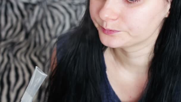 Das Mädchen mit der Krankheit Asthma, zu Hause mit einem Vernebler — Stockvideo