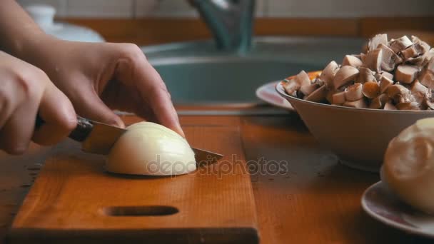 Szakács jöjjön létre egy hagyma, egy késsel — Stock videók