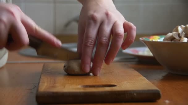 Krájení hub na kuchyňské desce — Stock video