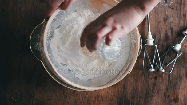 Widok z góry kobiety w płytkę do przesiewania mąki — Wideo stockowe
