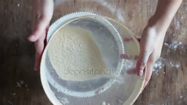 Vista superior da mulher peneirando farinha na placa — Vídeo de Stock