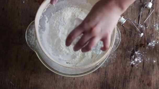 Vista superior de la mujer tamizado harina en plato — Vídeo de stock