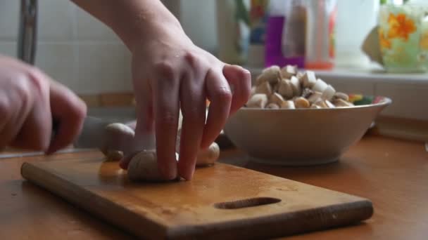 Cortando cogumelos em uma placa de cozinha — Vídeo de Stock