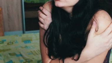 Aile içi şiddet korkmuş kadın yalvarır ona dokunmak