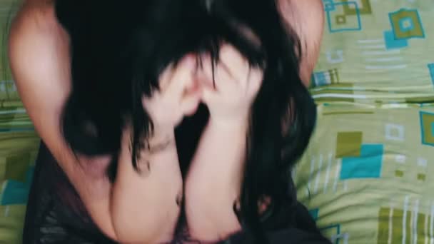 Испуганная плачущая женщина с синяком полуодетая сидя на кровати домашнее насилие — стоковое видео