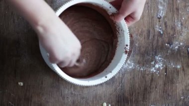 Çikolatalı kurabiye hamuru beyaz bir plastik kapta bir kaşıkla karıştırarak Üstten Görünüm