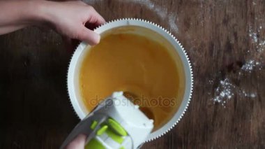 Füzelerin sarısı yumurta karıştırma