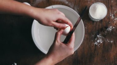 bir kasede yumurta çatlama Şef