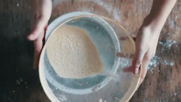Vue du dessus de la farine de tamisage femme dans l'assiette — Video
