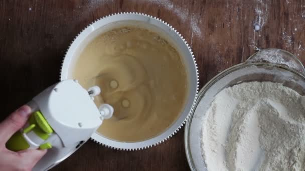 Teig mit dem elektrischen Rührgerät mischen. Kochen zu Hause. — Stockvideo