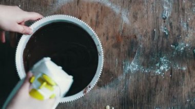 Çikolatalı kurabiye hamuru beyaz bir plastik kapta elektrikli karıştırıcı ile karıştırarak Üstten Görünüm