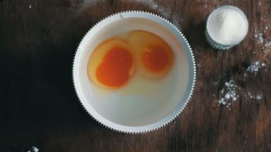 Karıştırma sarısı yumurta, çabalıyorlar hızlandırılmış video