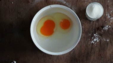 Karıştırma sarısı yumurta, çabalıyorlar hızlandırılmış video
