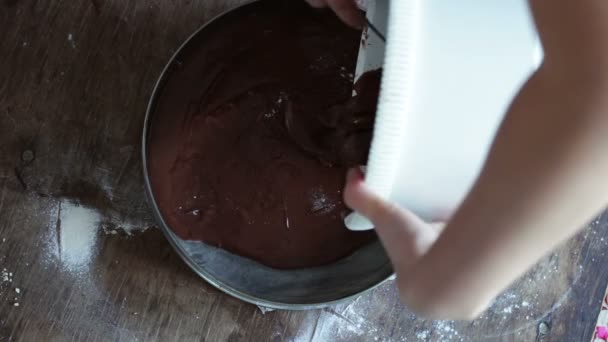 Vista superior de la mujer vierte una masa de chocolate en una bandeja para hornear — Vídeos de Stock