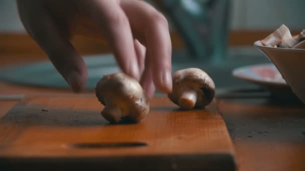 Skivning svamp på en kök ombord — Stockvideo